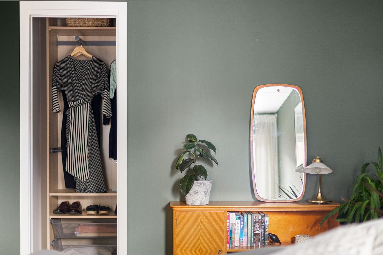 Pomysły na drewniane komody z szufladami, które odmienią Twoje wnętrze